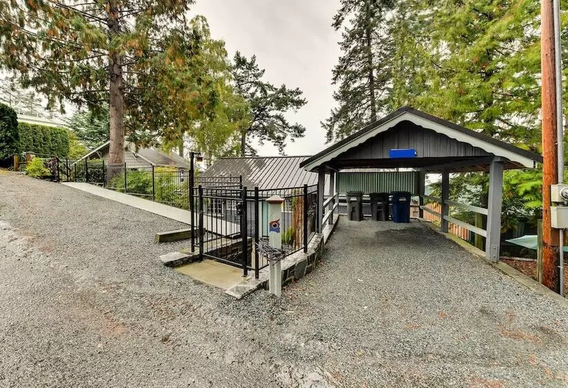 The Nest  Gorgeous Waterfront La Conner Getaway!