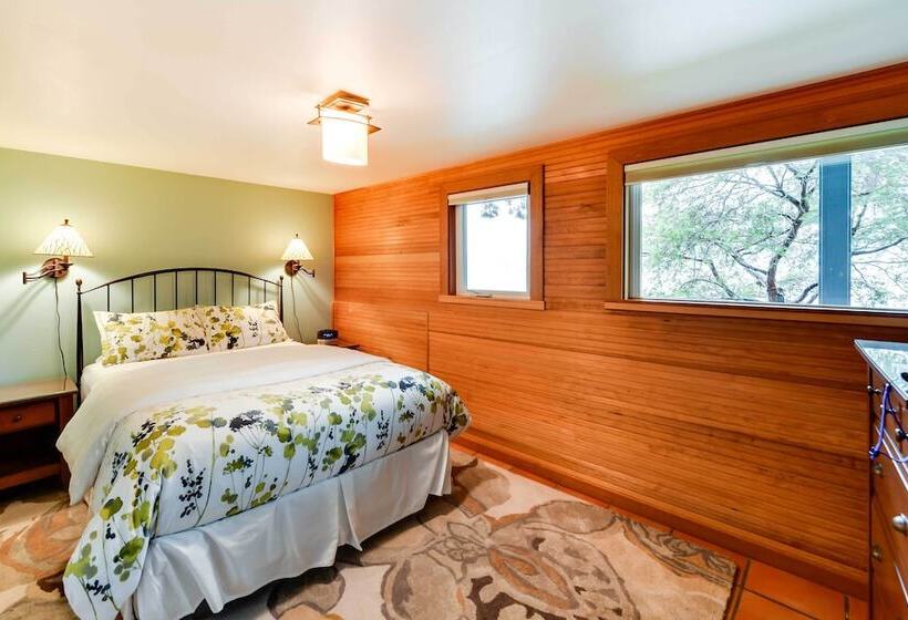 The Nest Gorgeous Waterfront La Conner Getaway!