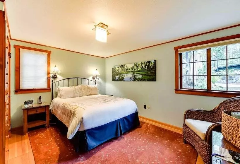 The Nest  Gorgeous Waterfront La Conner Getaway!