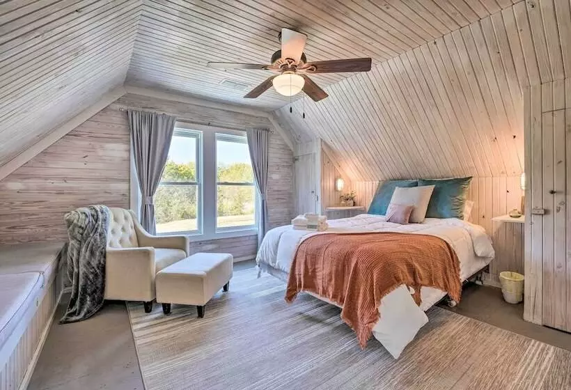Unique Loft Cabin: Fire Pit & Fishing Access!