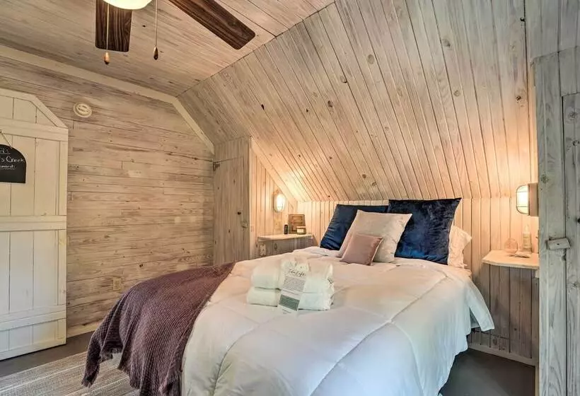 Unique Loft Cabin: Fire Pit & Fishing Access!