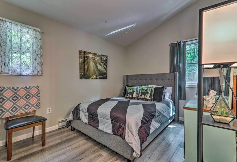 Fire Pit & Community Perks: Blakeslee Cottage!