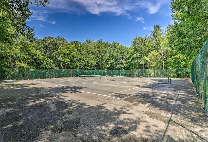 Fire Pit & Community Perks: Blakeslee Cottage!