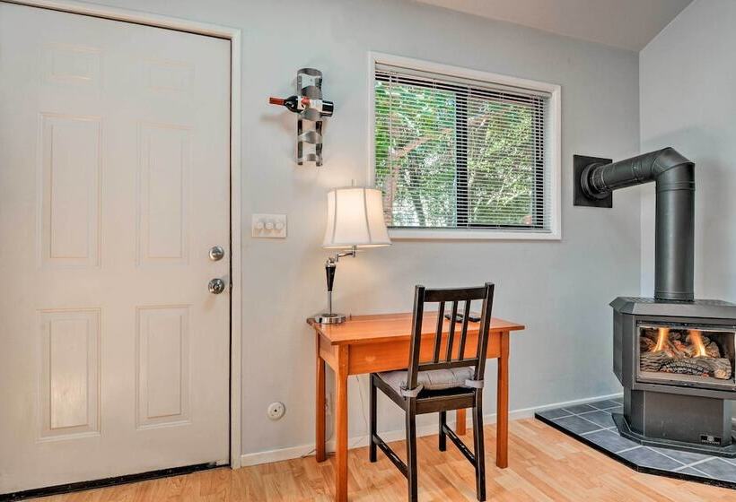 Warm & Inviting Ashland Cottage < Half Mile To Sou