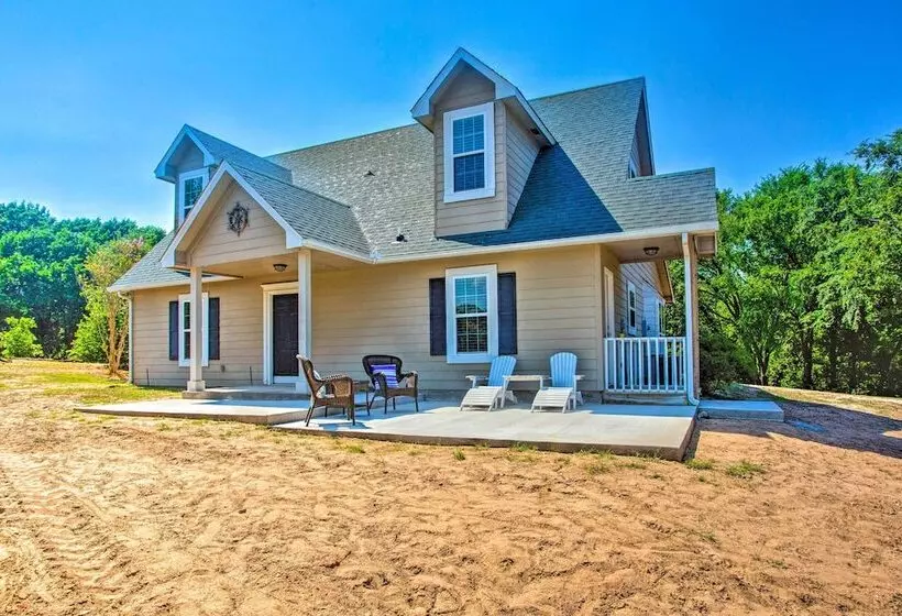 1/2 Mi To Lake Texoma: Home W/ Fire Pit & Grill!