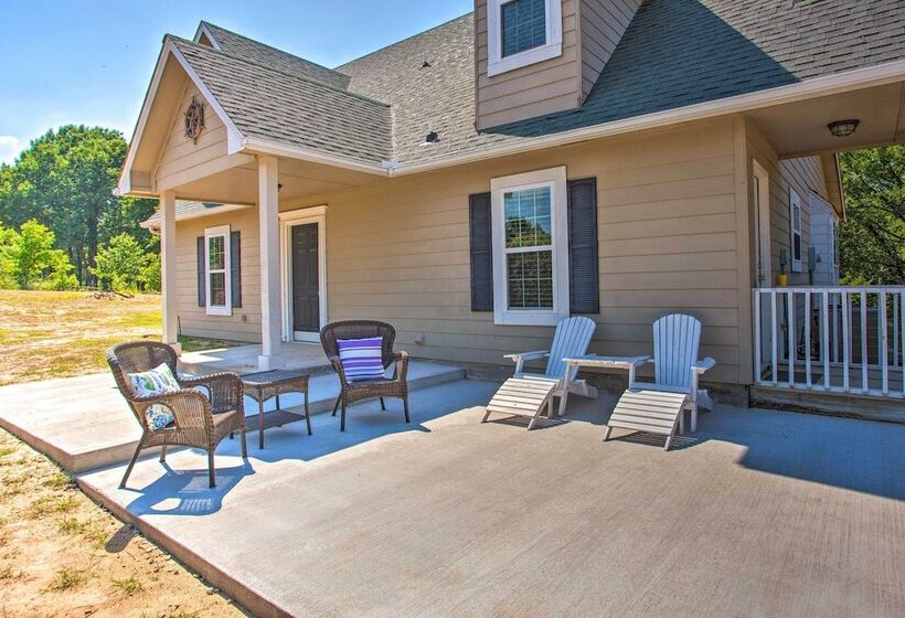 1/2 Mi To Lake Texoma: Home W/ Fire Pit & Grill!