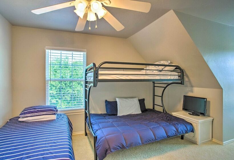 1/2 Mi To Lake Texoma: Home W/ Fire Pit & Grill!