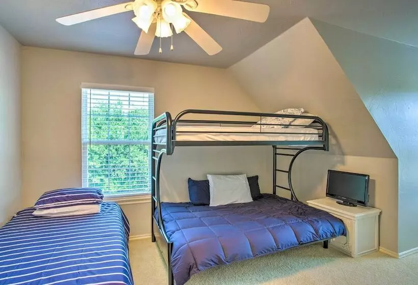 1/2 Mi To Lake Texoma: Home W/ Fire Pit & Grill!