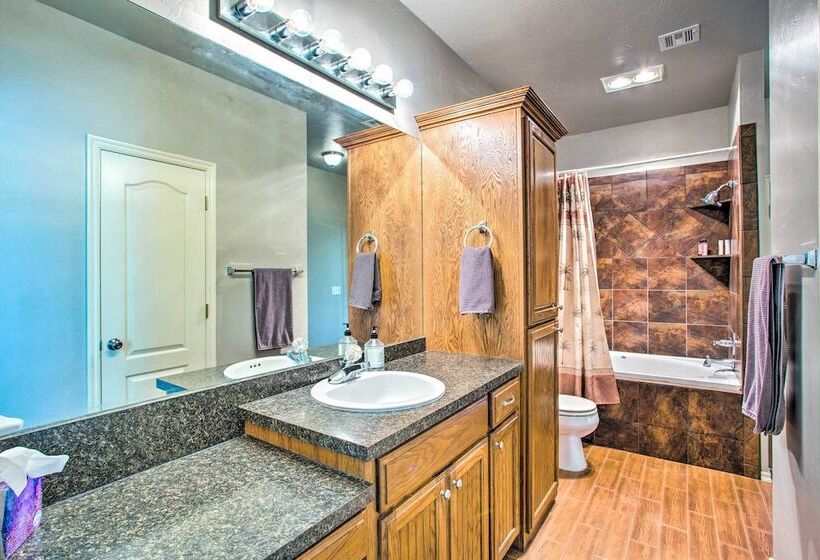 1/2 Mi To Lake Texoma: Home W/ Fire Pit & Grill!