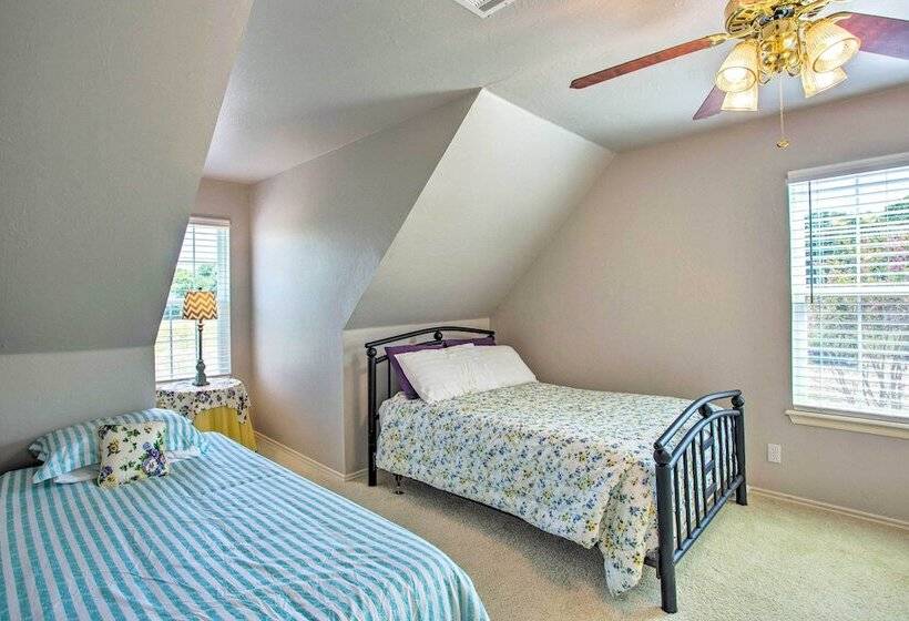 1/2 Mi To Lake Texoma: Home W/ Fire Pit & Grill!