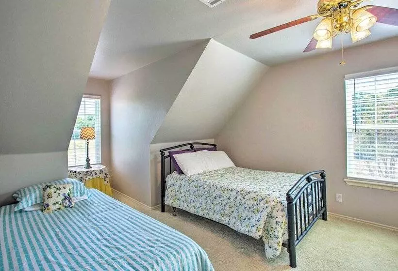 1/2 Mi To Lake Texoma: Home W/ Fire Pit & Grill!