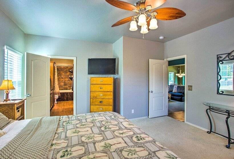 1/2 Mi To Lake Texoma: Home W/ Fire Pit & Grill!