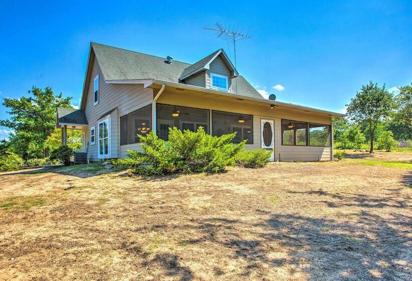 1/2 Mi To Lake Texoma: Home W/ Fire Pit & Grill!