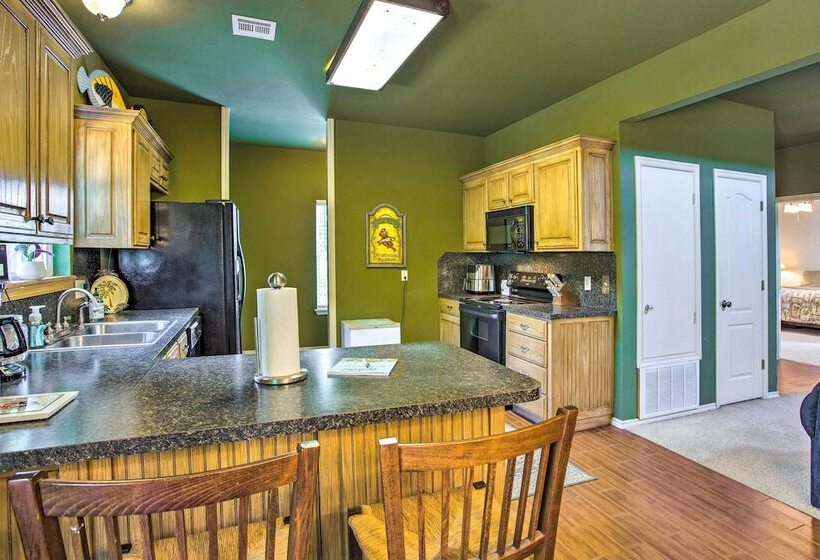 1/2 Mi To Lake Texoma: Home W/ Fire Pit & Grill!