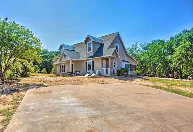 1/2 Mi To Lake Texoma: Home W/ Fire Pit & Grill!