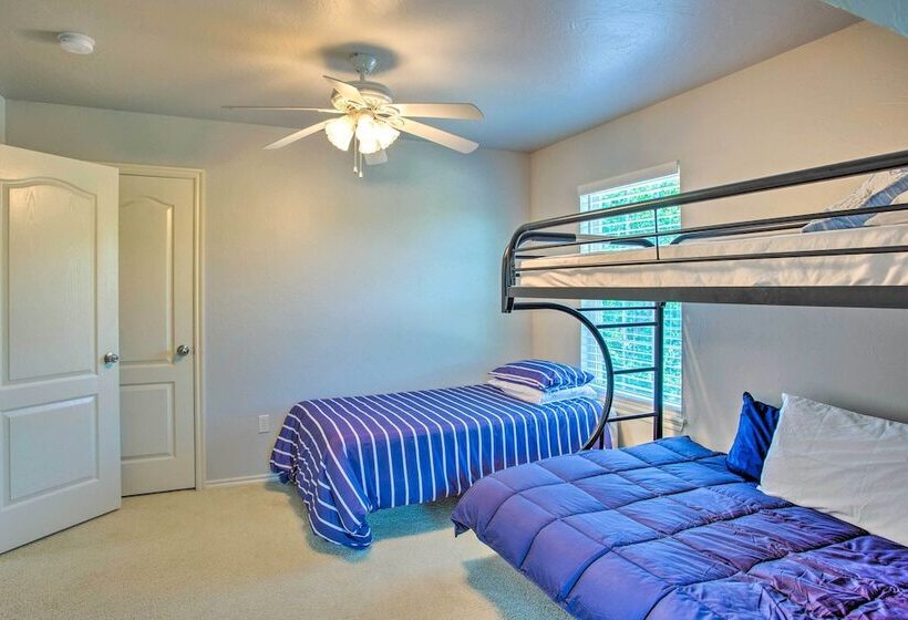 1/2 Mi To Lake Texoma: Home W/ Fire Pit & Grill!