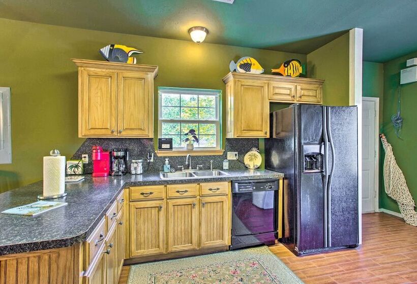 1/2 Mi To Lake Texoma: Home W/ Fire Pit & Grill!