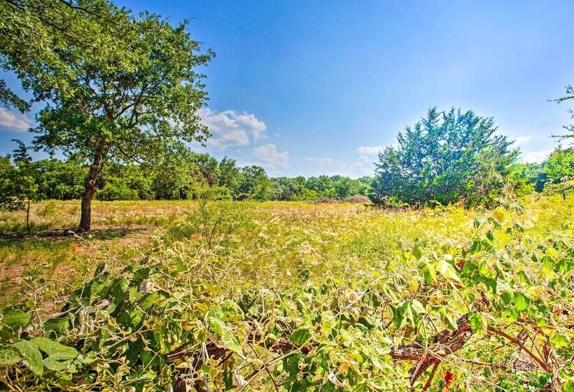 1/2 Mi To Lake Texoma: Home W/ Fire Pit & Grill!