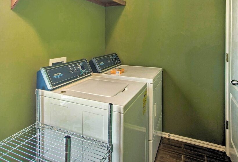 1/2 Mi To Lake Texoma: Home W/ Fire Pit & Grill!