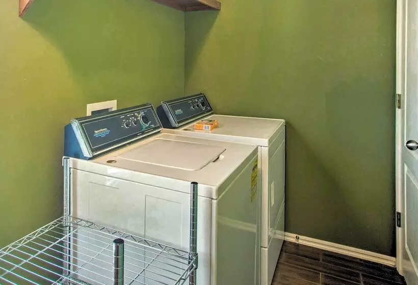 1/2 Mi To Lake Texoma: Home W/ Fire Pit & Grill!