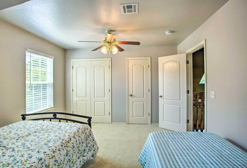 1/2 Mi To Lake Texoma: Home W/ Fire Pit & Grill!