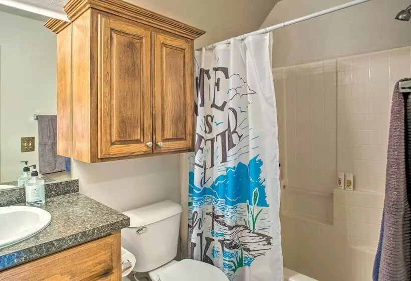 1/2 Mi To Lake Texoma: Home W/ Fire Pit & Grill!