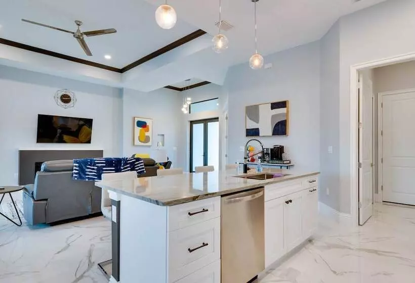 Canal Front Cape Coral House: Private Pool & Lanai