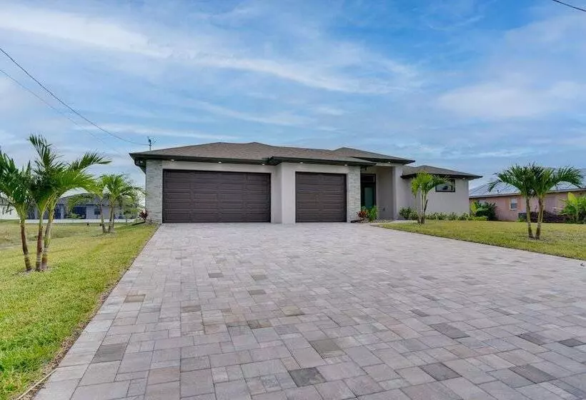 Canal Front Cape Coral House: Private Pool & Lanai