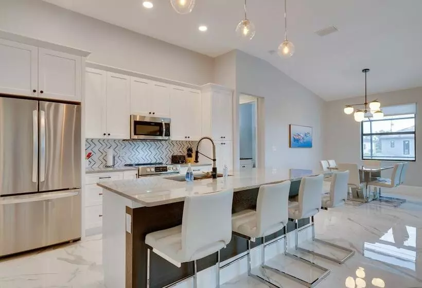 Canal Front Cape Coral House: Private Pool & Lanai
