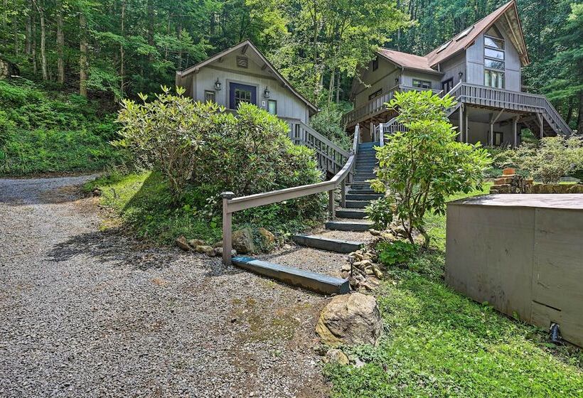 Chalet Retreat: Cozy Cabin W/ On Site Creek!