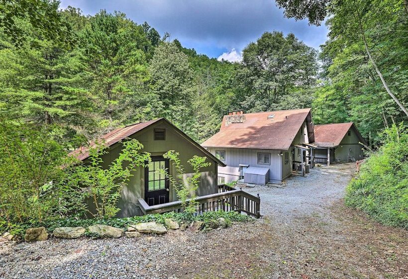 Chalet Retreat: Cozy Cabin W/ On Site Creek!