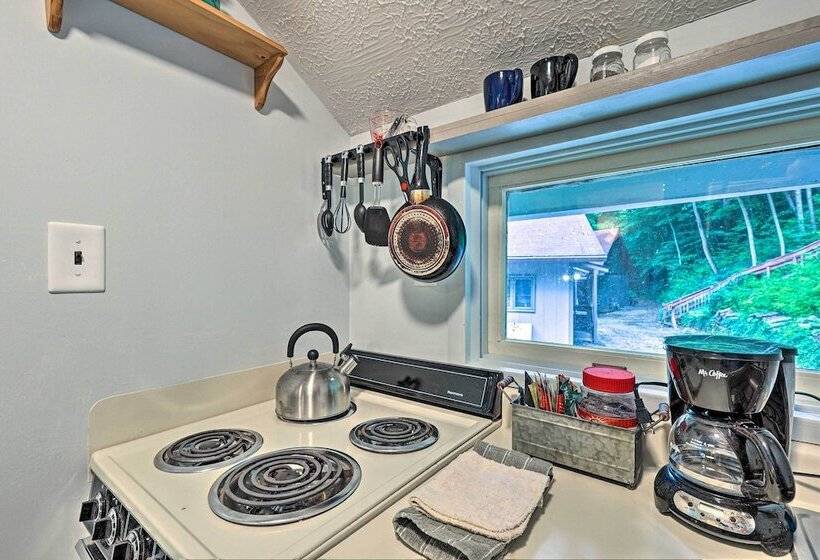 Chalet Retreat: Cozy Cabin W/ On Site Creek!