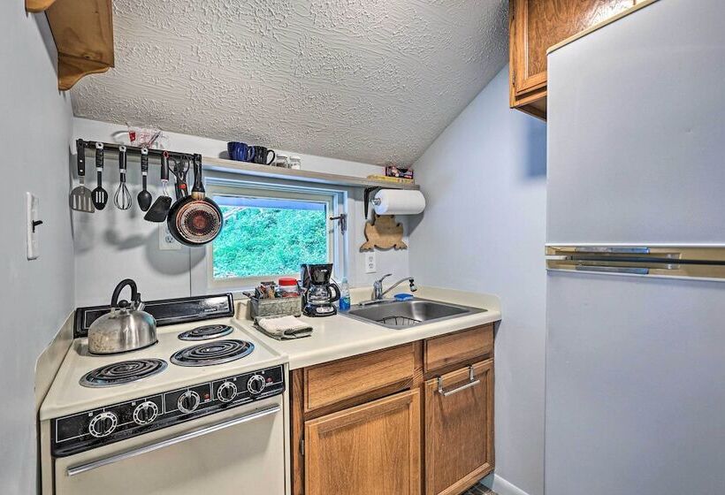 Chalet Retreat: Cozy Cabin W/ On Site Creek!