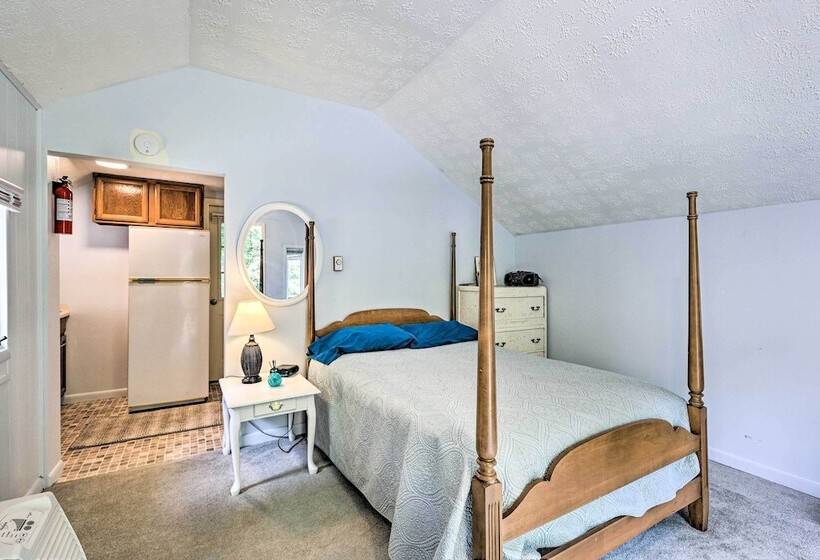 Chalet Retreat: Cozy Cabin W/ On Site Creek!