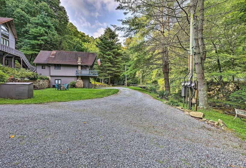 Chalet Retreat: Cozy Cabin W/ On Site Creek!