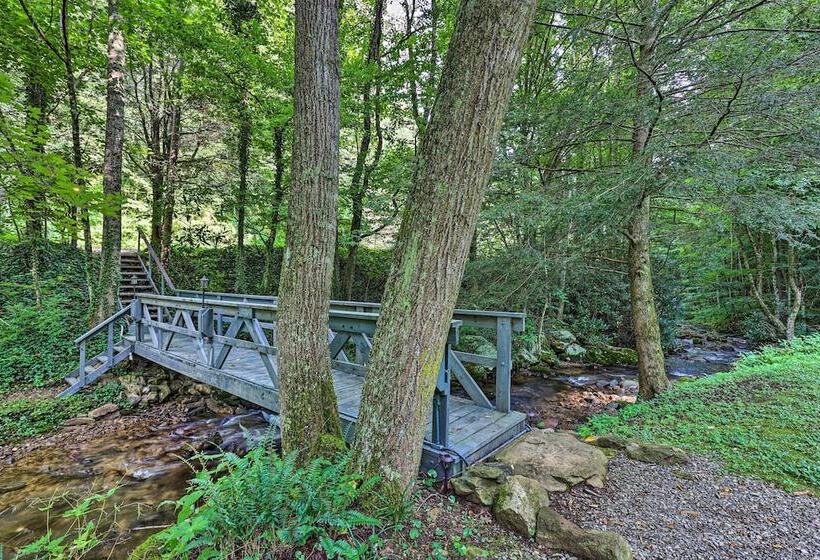 Chalet Retreat: Cozy Cabin W/ On Site Creek!