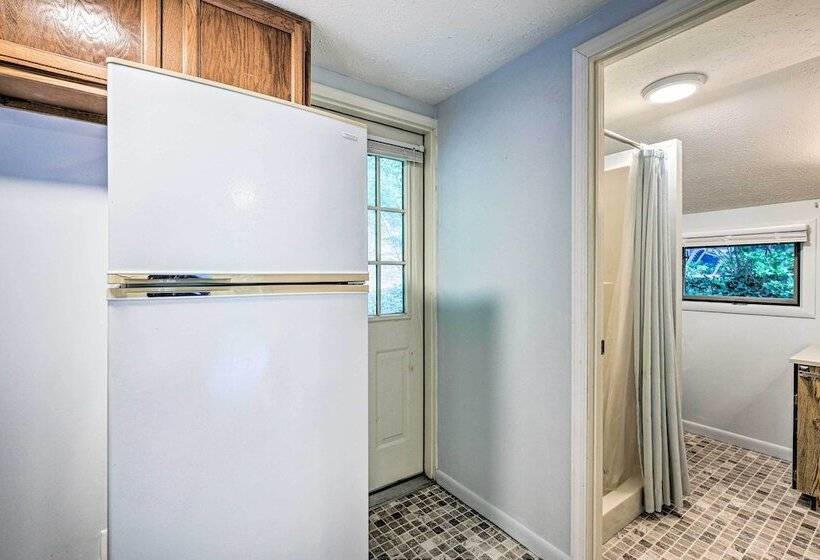 Chalet Retreat: Cozy Cabin W/ On Site Creek!