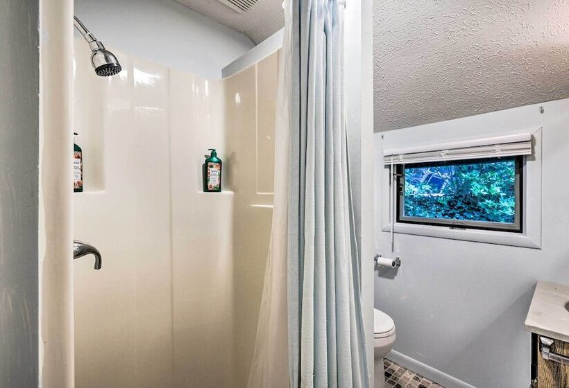 Chalet Retreat: Cozy Cabin W/ On Site Creek!