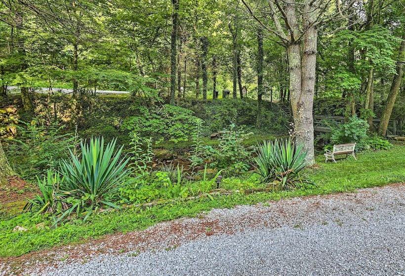 Chalet Retreat: Cozy Cabin W/ On Site Creek!