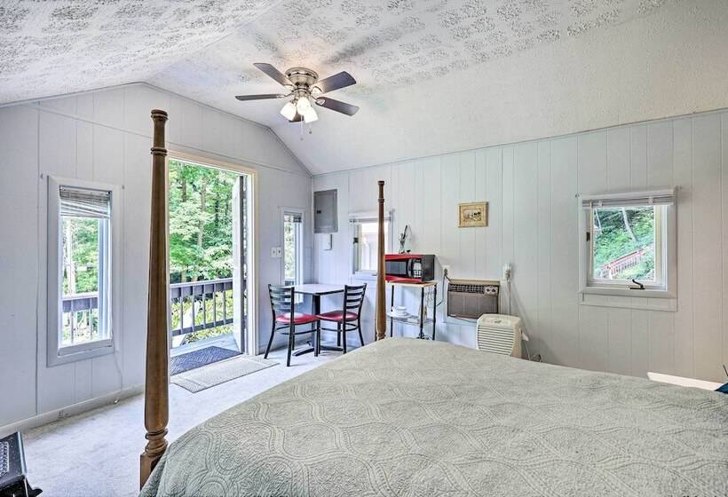 Chalet Retreat: Cozy Cabin W/ On Site Creek!