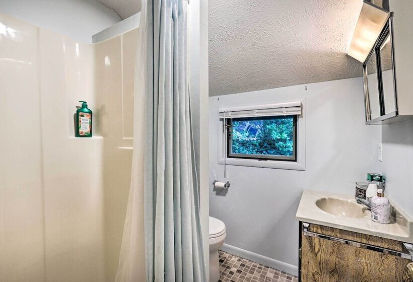 Chalet Retreat: Cozy Cabin W/ On Site Creek!