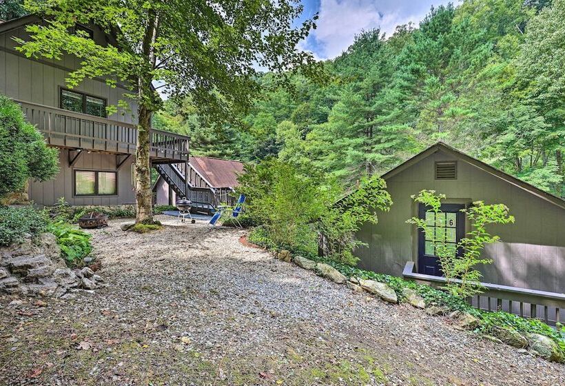 Chalet Retreat: Cozy Cabin W/ On Site Creek!