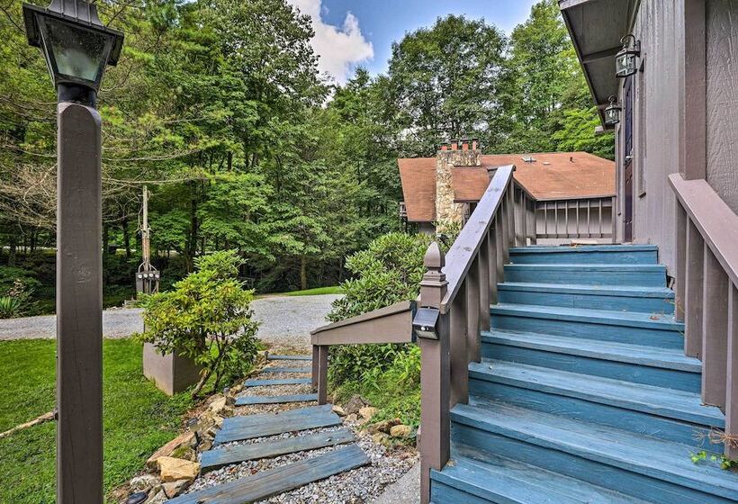 Chalet Retreat: Cozy Cabin W/ On Site Creek!