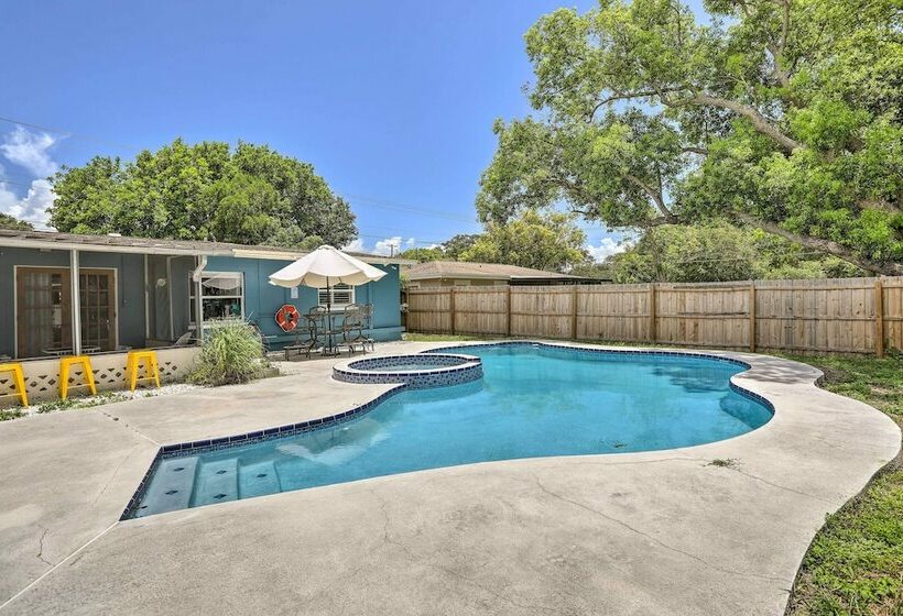 Charming Clearwater Escape ~ 6 Mi To Beach!