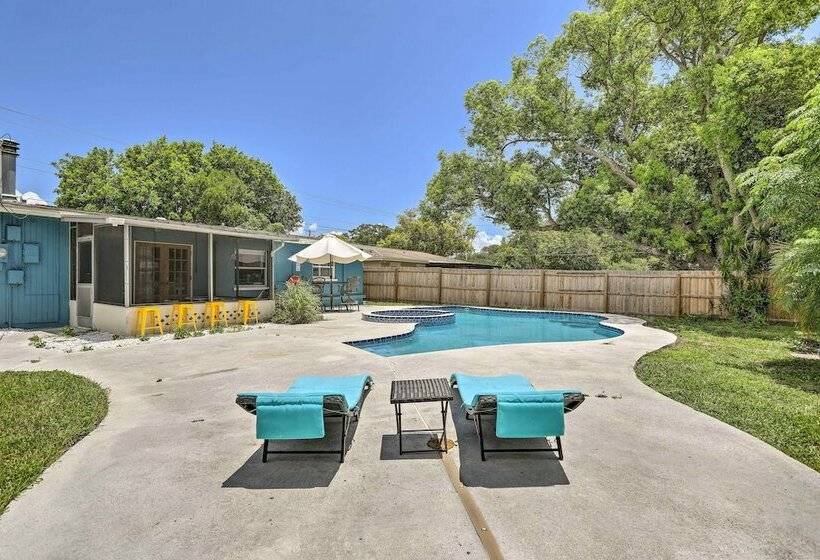 Charming Clearwater Escape ~ 6 Mi To Beach!