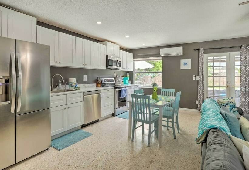 Charming Clearwater Escape ~ 6 Mi To Beach!