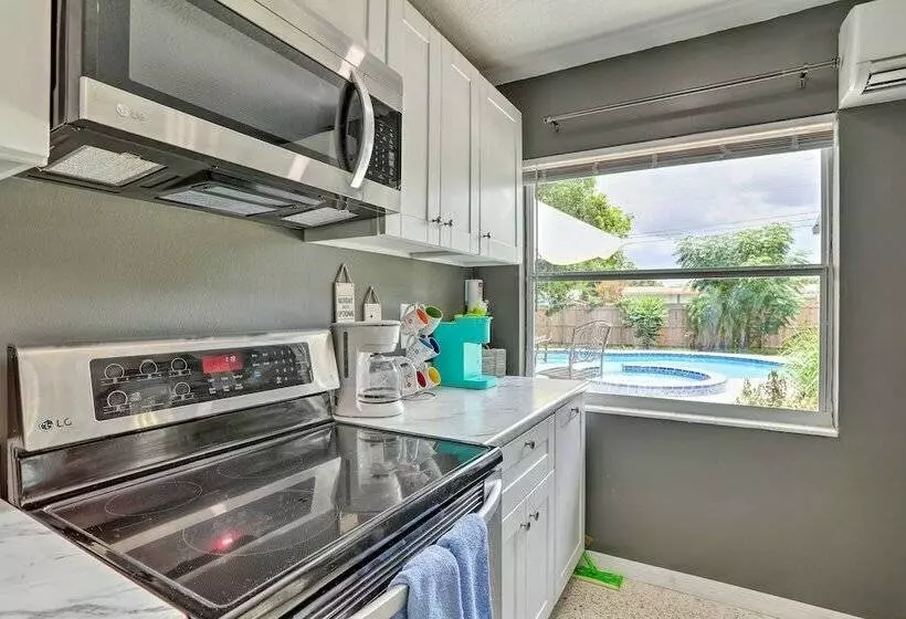 Charming Clearwater Escape ~ 6 Mi To Beach!