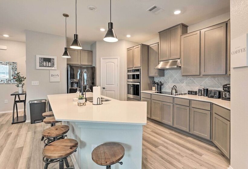 Charming Home Near Austin W/ Grill & Porch!