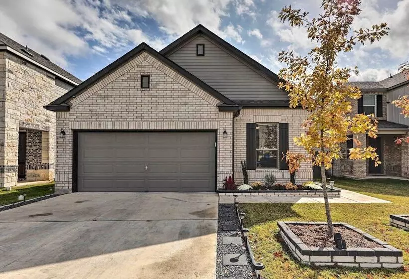 Charming Home Near Austin W/ Grill & Porch!