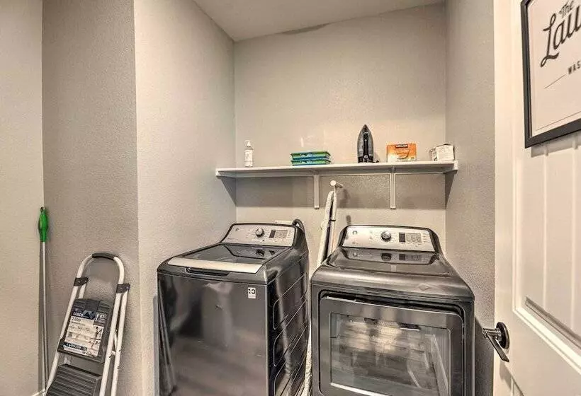 Charming Home Near Austin W/ Grill & Porch!